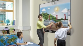 Interaktywne lekcje z projektorów Epson BIZNES, IT i technologie - Z myślą o edukacji firma Epson wprowadza kolejne modele projektorów 3LCD. Wśród nich znaleźć można interaktywne, który z powodzeniem może zastąpić tradycyjną tablicę interaktywną. Tym, co je wyróżnia, jest wysoka jasność światła kolorowego, cena oraz japońska jakość.