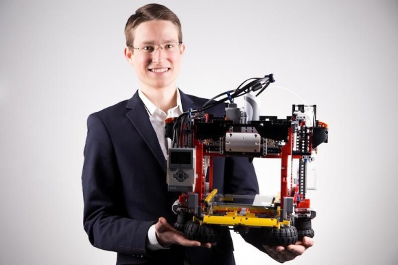 Młody polski inżynier chce opracować system sterowania za pomocą fal mózgowych BIZNES, IT i technologie - W pełni funkcjonalna drukarka 3D wykonana z klocków Lego to jego znak rozpoznawczy – Piotr Palczewski, młody inżynier z krakowskiej AGH udowadnia, że dla odważnych, zdolnych konstruktorów nie ma rzeczy niemożliwych. Teraz chce opracować system sterowania za pomocą fal mózgowych.