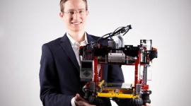 Młody polski inżynier chce opracować system sterowania za pomocą fal mózgowych