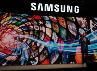 Samsung Electronics prezentuje na targach CES 2016 innowacje, które zmieniają życie ludzi nowe produkty, usługi, wydarzenia - Firma Samsung Electronics, podczas konferencji prasowej na targach CES 2016, zaprezentowała swoją wizję na 2016 rok. Spółka podkreśliła znaczenie innowacji, które wprowadzają znaczące i pożyteczne zmiany w codziennym życiu ludzi, podkreślając jednocześnie swoją koncentrację na Internecie Rzeczy (Internet of Things), jako otwartej platformie z technologią SmartThings. Firma Samsung zaprezentowała także nowe zakrzywione, bezramkowe telewizory SUHD z technologią Quantom dot, podłączoną do sieci lodówkę Family Hub, najnowszy smartwatch Gear S2 Premium oraz tablet z dużym ekranem i systemem Windows, Galaxy TabPro S.