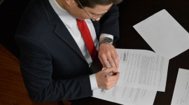 Polacy opracują system komunikacji i sterowania myślami BIZNES, IT i technologie - Polacy chcą opracować systemu do komunikacji i sterowania obiektami za pomocą myśli. Rozwiązanie to będzie miało wiele zastosowań - od sterowania wózkami widłowymi czy grami komputerowymi po umożliwienie osobom całkowicie sparaliżowanym komunikację ze światem.