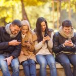 SMS-y czy Facebook Messenger? Jak użytkownicy smartfonów wysyłają wiadomości