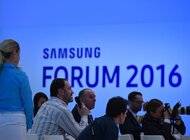 Nowości na Europejskim Forum Samsung 2016 wydarzenia, internet - Samsung Electronics zaprezentował na Europejskim Forum w Monako innowacyjne rozwiązania, które mają uczynić nasze życie wygodniejszym i ciekawszym. Z pomocą urządzeń połączonych z Internetem, takich jak lodówka Family Hub, która sama zrobi zakupy, zegarek Gear S2 czy zakrzywiony telewizor SUHD bez ramek, codzienne życie konsumenta może wznieść się na zupełnie nowy, cyfrowy poziom.