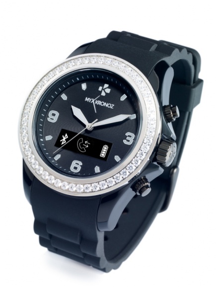 MyKronoz: smartwatch z 54 kryształami od Swarovskiego LIFESTYLE, IT i technologie - Ciekawym dopełnieniem kobiecego stylu może być smartwatch o wyglądzie klasycznego zegarka, przyozdobiony cyrkoniami. Według szwajcarskiego producenta połączenie tradycji z nowoczesnością i ekskluzywnym wyglądem może zainteresować kobiety ceniące wygląd i funkcjonalność.
