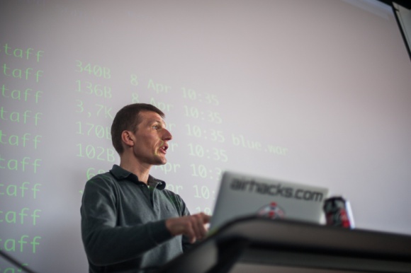 Adam Bien zdradził w Sopocie tajniki Java BIZNES, IT i technologie - 8 kwietnia 2016, jeden z najbardziej uznanych w Europie programistów Java – Adam Bien – wygłosił w Sopocie wykład i poprowadził warsztaty w ramach cyklu spotkań #BlueMediaMeets.