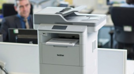 Nowe laserowe urządzenia wielofunkcyjne klasy profesjonalnej od Brother BIZNES, IT i technologie - Firma Brother zaprezentowała trzy nowe monochromatyczne laserowe urządzenia wielofunkcyjne dla grup roboczych. Modele te charakteryzują się wysoką prędkością działania i wydajnością, umożliwiają produkowanie i przetwarzanie dokumentów przy zachowaniu niskich kosztów.