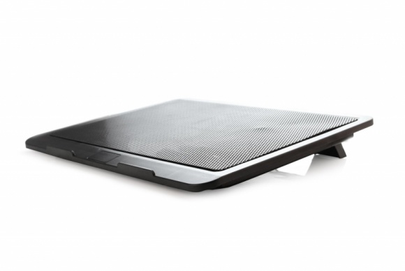 Gembird – dłuższe życie dla laptopa LIFESTYLE, IT i technologie - Jedną z wad laptopów jest ich bardzo szybkie nagrzewanie się. Urządzenie niewygodnie wtedy trzymać na kolanach, ale przede wszystkim ciepło szkodzi samemu sprzętowi. Warto w takiej sytuacji zaopatrzyć się w odpowiednią podstawkę chłodzącą, taką jak NBS-1F15-01 od Gembirda.