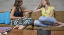 Jam: muzyka w terenie LIFESTYLE, IT i technologie - Nie każdy lubi słuchać muzyki przez słuchawki podłączone do smartfonu czy MP3. Co więc z tymi miłośnikami dobrych dźwięków, którzy mimo to chcieliby cieszyć się brzmieniem ulubionych piosenek poza swoim domem? Tu z pomocą przychodzą mobilne głośniki, takie JAM Alloy.
