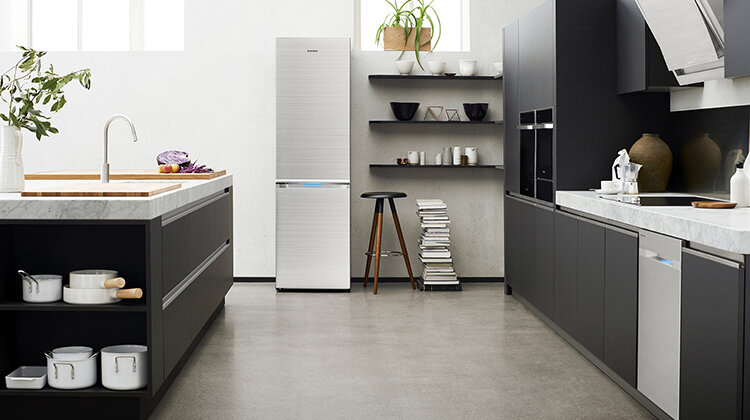 Lodówka na wakacjach nowe produkty, usługi, technologie - Planując wakacyjny wyjazd, musimy liczyć się ze sporymi wydatkami. Co zrobić, aby ograniczyć w tym czasie koszty związane z domowym budżetem? Istnieją technologie, które pozwolą zmniejszyć rachunki, w czasie kiedy jesteśmy na urlopie. Warto zacząć od jednego z najważniejszych urządzeń w każdym domu, czyli lodówki.