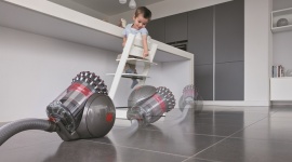 Kolejna rewolucja na rynku odkurzaczy nowy produkt marki Dyson LIFESTYLE, IT i technologie - Firma Dyson przedstawia jedyny na świecie odkurzacz, który powraca do pozycji pionowej, gdy się przewróci.
