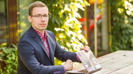 Świat programowania stoi przed Tobą otworem! BIZNES, IT i technologie - Na dźwięk słowa programowanie u niektórych zaczyna mocniej bić serce. W wyobraźni wirują szklane wieżowce i nowoczesne środowisko pracy. IT to zarazem jedna z nielicznych branż oferujących możliwość pracy zdalnej oraz wysokich zarobków.