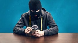 Zabezpiecz swój telefon na wypadek kradzieży lub zgubienia LIFESTYLE, IT i technologie - Telefony komórkowe to prywatne bazy danych. Przechowujemy w nich zdjęcia, wiadomości SMS, adresy, a nawet dokumenty. Kradzież lub zgubienie smartfona jest zatem ogromną stratą, a także niebezpieczeństwem. Jak więc go zabezpieczyć? Kilka poniższych rad ułatwi ochronę telefonu.