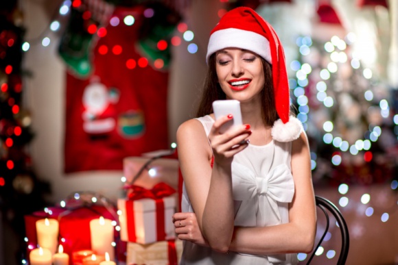 SMS także od święta LIFESTYLE, IT i technologie - Zbliża się czas, w którym będziemy składać świąteczne życzenia rodzinie, przyjaciołom i znajomym. Od kilku lat coraz rzadziej wykorzystujemy do tego tradycyjne pocztówki, natomiast chętnie sięgamy po telefon i wysyłamy SMSy.