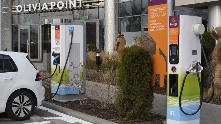 Energa wykorzysta technologię Fortum do ładowania samochodów elektrycznych nowe produkty, usługi, technologie - Fortum podpisało porozumienie o współpracy z Energą, na mocy którego dostarczy oparty na chmurze zaawansowany system obsługi stacji ładowania samochodów elektrycznych o nazwie Charge&Drive. Energa wykorzysta tę technologię do obsługi swoich punktów ładowania pojazdów na terenie Trójmiasta, a także do dalszego rozwoju tego rodzaju infrastruktury w Polsce.