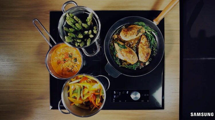 Jak zmieścić kilka dań na jednej płycie? nowe produkty, usługi, styl życia - Sobotnie przyjęcie dla znajomych, czy niedzielny obiad dla rodziny – przygotowanie wielu potraw jednocześnie może nastręczać problemów, zwłaszcza, gdy zależy Ci, by wszystkie serwowane potrawy były ciepłe. Jak zmieścić kilka dań na jednej płycie i cieszyć się ich smakiem podczas wspólnego posiłku?