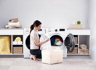 5 ciekawostek o suszarkach do ubrań, których nie znacie styl życia, zainteresowania, hobby - Automatyczna suszarka do ubrań ma przede wszystkim ułatwiać domowe obowiązki. Zyskujesz czas i porządek w mieszkaniu, ponieważ nie musisz rozwieszać mokrego prania – dla niektórych to cud nowoczesnej techniki. Dziś zaskoczymy Was innymi ciekawostkami na temat praktycznych funkcji, które mają suszarki do ubrań.