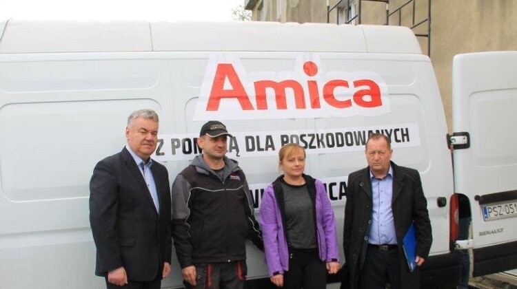 Amica z pomocą dla Świebodzic technologie, ekonomia, biznes, finanse - Ofiary katastrofy budowlanej w Świebodzicach otrzymały wsparcie od firmy Amica – jednego z największych polskich producentów urządzeń AGD. Dary zostały przekazane rodzinie dwóch nastoletnich chłopców, którzy stracili w katastrofie najbliższych.