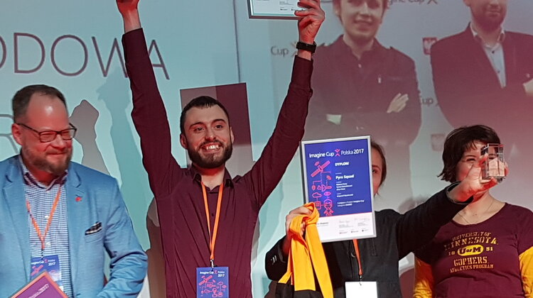 Finał Imagine Cup w Polsce to nie koniec przygody wydarzenia, technologie - Finał etapu krajowego Imagine Cup w Polsce już za nami. W światowych półfinałach o szansę reprezentowania nas w Seattle walczyć będą drużyny z Warszawy i Poznania. Dzięki jednemu z głównych sponsorów, Grupie Energa, zwycięzców polskich eliminacji może być jednak więcej.