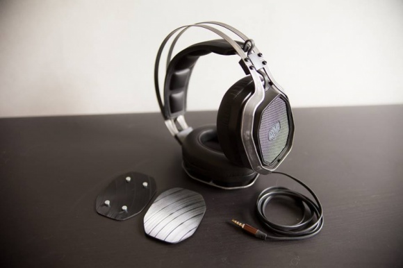 Mody to nie tylko obudowy, czyli Cooler Master promuje modding… słuchawek LIFESTYLE, IT i technologie - Wszyscy przyzwyczaili się, że gdy mowa o modach, na myśl przychodzą przede wszystkim przerobione obudowy. Tymczasem świat moddingu jest znacznie bardziej rozbudowany, a wizualnej zmianie można poddać chociażby słuchawki. Do takiej twórczej ekspresji zachęca firma Cooler Master.