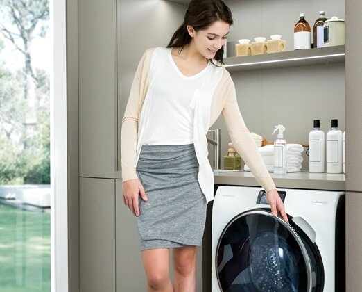 Jak dbać o letnie ubrania? styl życia, zainteresowania, hobby - Wiosna w tym roku nie rozpieszczała słoneczną i pogodną aurą, ale z dnia na dzień pogoda staje się coraz cieplejsza i zachęca do zmiany garderoby na letnią. Nadszedł wreszcie czas, by ciepłe bluzy i wełniane swetry zamienić na zwiewne sukienki i jasne T-shirty. Tkaniny noszone w okresie letnim są jednak delikatniejsze i wymagają innej pielęgnacji niż te, które wkładamy jesienią i zimą. Jak zatem dbać o letnie ubrania, by służyły nam nie tylko przez jeden sezon?