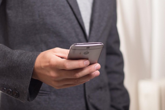 Telefonia konwergentna rozwiązaniem dla mobilnych pracowników BIZNES, IT i technologie - Pracownicy, którzy używają prywatnych urządzeń do wykonywania służbowych czynności pracują zdecydowanie wydajniej. W przypadku telekomunikacji „przesiadka” z telefonu firmowego na własny smartfon wiąże się jednak z szeregiem ograniczeń.