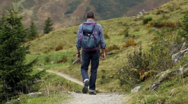 Trekking w górach – majówkowe „must have” LIFESTYLE, IT i technologie - Piękne, choć zmienne góry, są popularnym kierunkiem majówkowych wojaży. Dzika natura może jednak przeprowadzić turystom surowy egzamin, na który powinni przyjść dobrze przygotowani. Co zrobić, żeby zdać go na piątkę?