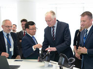 Samsung otwiera w Warszawie nowe centrum pokazowe dla biznesu. Od dziś zaprasza do Samsung Mobile B2B Innovation Center nowe produkty, usługi, internet - Firma Samsung otworzyła w biurowcu Warsaw Spire nowe centrum pokazowe. Samsung