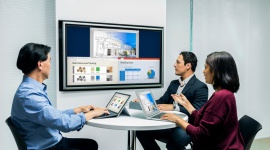 Polycom Pano – najprostszy sposób współdzielenia treści w pracy BIZNES, IT i technologie - Polycom Pano, to najprostszy sposób współdzielenia treści w pracy. Teraz uczestnicy spotkania biznesowego mogą udostępniać jednocześnie cztery strumienie treści obok siebie z dowolnego urządzenia, bez konieczności zmagania się z kablami i wtyczkami.
