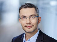 Paweł Szczerkowski obejmuje nowe stanowisko w strukturach firmy Ericsson nowe produkty, usługi, internet - Paweł Szczerkowski, dotychczasowy szef R&D Center w Polsce od 6 lipca 2017 roku objął  funkcję dyrektora rozpoznania technologicznego i rozwoju biznesowego w globalnych strukturach strategii radiowej firmy Ericsson (Director of Technology Scouting and Business Development in Business Unit Networks).