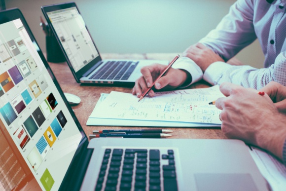 PowerPoint vs. Google Slides: Pojedynek na slajdy BIZNES, IT i technologie - PowerPoint zdobył ogromną popularność na całym świecie, wspierając użytkowników w tworzeniu prezentacji. Aplikacja Microsoftu ma kilku konkurentów. Jednym z nich jest Google Slides.