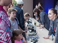 Już w najbliższą niedzielę Dzień odkrywców z Samsung wydarzenia, zainteresowania, hobby - Odkrywanie świata to wielka frajda, dlatego Samsung Electronics Polska zaprasza do wspólnej zabawy i nauki. W ramach Dnia odkrywców możesz za darmo zobaczyć wystawy Centrum Nauki Kopernik, a dodatkowo poznać nietypowe zastosowanie urządzeń technologicznych, które mamy w domach.