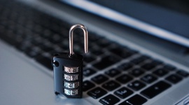 Tożsamość użytkownika kluczem do uprawnień BIZNES, IT i technologie - Tożsamość użytkownika często jest definiowana przez pryzmat podstawowych scenariuszy wykorzystania. Warto ją jednak postrzegać jako klucz do uzyskania uprawnień, który wykracza poza scenariusze związane z dostępem i wiąże proces identyfikacji z użytkowaniem jako takim.