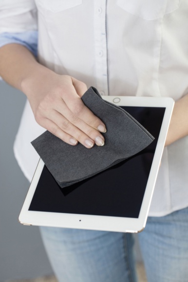 Jak powinniśmy czyścić telefon, tablet i laptop LIFESTYLE, IT i technologie - Jak pokazują badania, na telefonie, zwłaszcza typu smartfon, znajduje się 5 razy więcej bakterii niż na klamce czy desce klozetowej! Naukowcy alarmują: czyśćmy telefon codziennie. Nie jest to trudne. Sprawdźmy jak obchodzić się z urządzeniami, by ich nie uszkodzić.