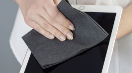 Jak powinniśmy czyścić telefon, tablet i laptop LIFESTYLE, IT i technologie - Jak pokazują badania, na telefonie, zwłaszcza typu smartfon, znajduje się 5 razy więcej bakterii niż na klamce czy desce klozetowej! Naukowcy alarmują: czyśćmy telefon codziennie. Nie jest to trudne. Sprawdźmy jak obchodzić się z urządzeniami, by ich nie uszkodzić.