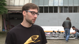 Rośnie zainteresowanie technologią hyperloop. Jest ona czterokrotnie bardziej opłacalna niż inwestycja w koleje dużych prędkości INNOWACJE, - Polacy coraz chętniej korzystają z usług transportu zbiorowego. Co roku zwiększa się liczba pasażerów podróżujących koleją. Coraz częściej latamy także krajowymi samolotami. Linie lotnicze na terenie Polski obsłużyły w ubiegłym roku 3,6 mln pasażerów. Mimo to na rynku wciąż jest miejsce na nowy środek transportu. Hyperloop ma być szybszą i bardziej ekonomiczną alternatywą dla obecnych pojazdów. Ponadto inwestycja w ten innowacyjny środek komunikacyjny jest znacznie bardziej opłacalna od inwestycji w kolej dużych prędkości.