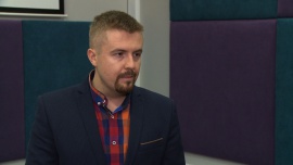 Centrum Analiz Medialnych będzie biometrycznie badać reakcje graczy i odbiorców. To szansa dla biznesu na lepiej zaprojektowane produkty INNOWACJE, - Branża mediów i rozrywki w Polsce rozwija się w tempie 3,4 proc. i osiągnie wartość 11,5 mld dolarów w 2021 roku. Głównymi sektorami napędzającymi rynek mediów i rozrywki są wideo w Internecie, reklama internetowa i gry wideo. Dynamicznie rozwijającą się branżą jest także e-sport. Centrum Analiz Medialnych UW za pomocą najnowocześniejszej aparatury będzie badać reakcję odbiorców komunikatów medialnych i graczy.