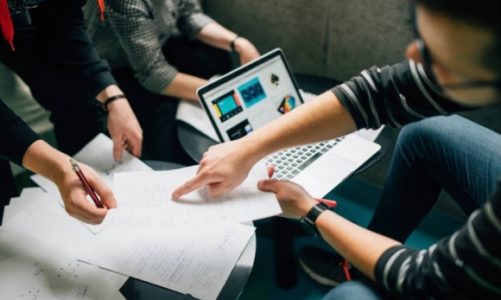 Współczesny klient a technologie. Jak usprawnić obsługę?