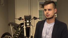 Polacy zbudowali innowacyjny motocykl. Nowe technologie na rynku pojazdów elektrycznych zwiększą ich zasięg dwukrotnie już w 2018 r. INNOWACJE, - Pojazdy elektryczne będą przyszłością transportu, jednak zwykle w tym kontekście mówi się o elektrycznych samochodach. Tymczasem rynek elektrycznych motocykli i skuterów również będzie się rozwijał. Sukcesy na tym polu mają Polacy. Studenci z Akademii Górniczo-Hutniczej stworzyli terenowy motocykl elektryczny z innowacyjnym umieszczeniem silnika w piaście tylnego koła. To pozwala wyeliminować problem hałasu. Ograniczeniem pojazdów elektrycznych wciąż jest nieduży zasięg na jednym ładowaniu, chociaż 2018 rok może się okazać przełomowy w tym zakresie.
