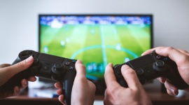 E-sport – chwilowa fascynacja czy związek na lata? BIZNES, IT i technologie - Godziny ciężkich treningów na sali, zacięta rywalizacja na boisku i emocje kibiców na trybunach – takie skojarzenia zwykle towarzyszą myśli o sporcie. W cyfrowej epoce oblicze rozgrywek zmienia się jednak na naszych oczach, a dzieje się to głównie za sprawą technologii.