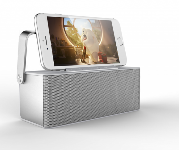 Nowoczesny design głośnika z power bankiem DGM BIZNES, IT i technologie - Urządzenie DGM 2 w 1 to aluminiowy głośnik i power bank. Jego elegancki, nowoczesny wygląd sprawia, że może on stanowić element wystroju wnętrza. Specjalnie wyprofilowany uchwyt może służyć jako podstawka do telefonu. Głośnik będzie dostępny w Auchan w cenie 99,90 zł.