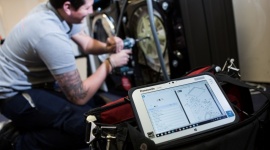 Wzmocnione tablety Panasonic w firmie Hoover BIZNES, IT i technologie - Firma Hoover wyposażyła swoich pracowników terenowych we wzmocnione tablety Panasonic Toughpad FZ-M1 Value. Urządzenia są dostosowane do potrzeb firmy, zawierają profesjonalny system zarządzania usługami terenowymi, czytnik kodów kreskowych i technologię NFC.