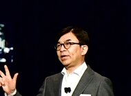 Samsung realizuje wizję ogólnodostępnych, inteligentnych rozwiązań Internetu Rzeczy, które uproszczą codzienne życie nowe produkty, usługi, internet - Eksperci firmy Samsung podczas targów CES 2018 zaprezentowali wyjątkowe możliwości w zakresie zapewniania użytkownikom bezproblemowego łączenia różnorodnych urządzeń Samsung w domu, w biurze i w każdym innym miejscu. Firma pracuje nad tym, by do 2020 roku wszystkie jej produkty były wyposażone w technologię IoT (Internet Rzeczy). Ponadto, spółka ogłosiła zamiar przyspieszenia wdrażania rozwiązań z obszaru IoT poprzez zastosowanie ogólnodostępnej, spójnej i inteligentnej platformy.