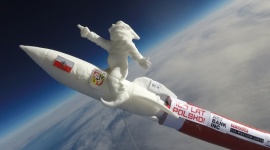 Spotkaj wrocławskiego krasnala, który wyruszył na podbój kosmosu LIFESTYLE, IT i technologie - Wrocławski krasnal Niepodległy był dwa razy w stratosferze – 20 i 22 kilometry nad Ziemią złożył życzenia Polsce. Dzisiaj pojawił się na Placu Niebiańskim w Magnolia Park. To jedyna okazja, by go zobaczyć. Wstęp wolny.