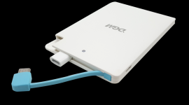 Ultrasmukły power bank DGM BIZNES, IT i technologie - DGM oferuje biały akumulator PB-A1 o wielkości portfela z wbudowanym kablem USB. Jego pojemność 2000 mAh pozwala szybko dodać energii telefonom z systemem Android lub Apple.