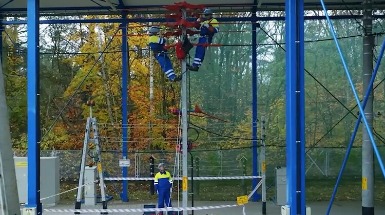 Enea Operator rozwija technologie Prac Pod Napięciem i dzieli się swoim wieloletnim doświadczeniem technologie, ekonomia, biznes, finanse - Kluczowym celem Enei Operator jest zapewnienie ciągłości dostaw energii elektrycznej do wszystkich Odbiorców.  Skrócenie przerw w dostawach energii do Klientów możliwe jest, między innymi, dzięki wykorzystywaniu technologii Prac Pod Napięciem (PPN), która umożliwia prowadzenie prac na sieci przy włączonym napięciu, czyli z zachowaniem dostaw energii do Odbiorców.