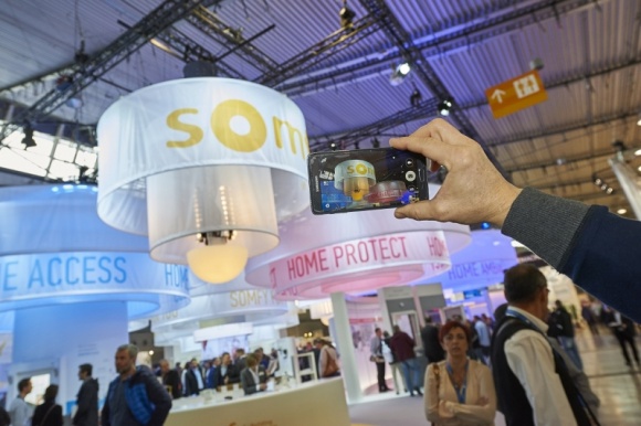 Technologia, międzynarodowe trendy i So Open with Somfy na R+T 2018 BIZNES, IT i technologie - Targi R+T w Stuttgarcie, największa scena dla innowacji w dziedzinie rolet, bram i osłon przeciwsłonecznych, to dla Somfy kolejna okazja, by pokazać, jak zmienia się rynek Internetu Rzeczy i czym jest integracja „So Open with Somfy”.