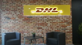 Przyjazne miejsce pracy w stylu DHL Express LIFESTYLE, IT i technologie - Budki telefoniczne, focus roomy, strefa chillout, multimedialne sale, parking dla rowerów i łazienki z natryskami, to tylko niektóre z rozwiązań zastosowanych w nowych biurach DHL Express w Warszawie i w Łodzi.