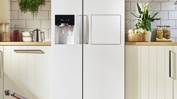 Odkryj drugą twarz swojej lodówki nowe produkty, usługi, technologie - Po co nam lodówka? By przechowywać w niej sery, mięso, warzywa, jogurty, owoce i wczorajszy obiad. To także idealne miejsce dla niektórych elementów garderoby, kosmetyków czy sztućców. Zimna temperatura wewnątrz lodówki czyni z niej niezastąpione urządzenie wielofunkcyjne, idealne do przechowywania nie tylko jedzenia. Przedstawiamy kilka wcieleń Twojej lodówki, o których nie miałeś pojęcia.