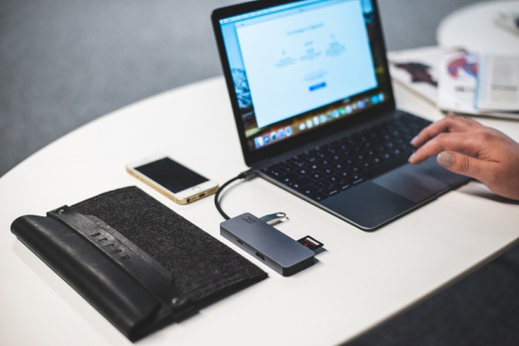 Green Cell AK50 - uniwersalny hub USB-C 7 w 1 LIFESTYLE, IT i technologie - W dzisiejszych czasach odpowiedni hub USB staje się niezbędnym akcesorium dla tych, którzy na co dzień muszą korzystać z wielu urządzeń jednocześnie, mając ograniczoną liczbę portów. Dotyczy to zwłaszcza urządzeń z najnowszym typem złącza USB - USB-C.