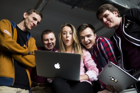 Od zera do kodera. Czy zawodu programisty możesz nauczyć się sam? LIFESTYLE, IT i technologie - Na rynku IT brakuje specjalistów. Programista najbardziej pożądanym zawodem świata! Informatycy zarabiają kosmiczne sumy – te i inne hasła zachęcają do przekwalifikowania się i nauki kodowania, by podjąć pracę w branży IT.